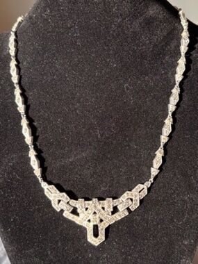 Rhodium Plated Detailed Rhinestone Pendent / Collar Necklace